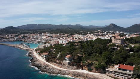 Drohnenaufnahme-Des-Hafens-Von-Cala-Rajada-Auf-Mallorca-Mit-Sonnigem-Wetter-Und-Kristallklarem-Wasser