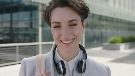 Retrato-De-Una-Hermosa-Joven-Ejecutiva-Caucásica-Sonriendo-Feliz-Disfrutando-De-Una-Nueva-Carrera-Corporativa-En-La-Ciudad