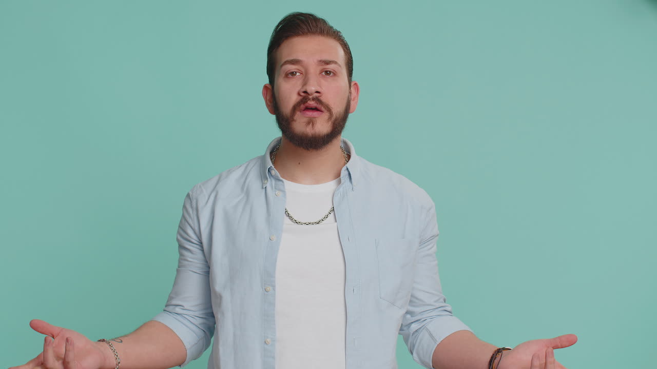 Uomo con la barba che sembra preoccupato e confuso