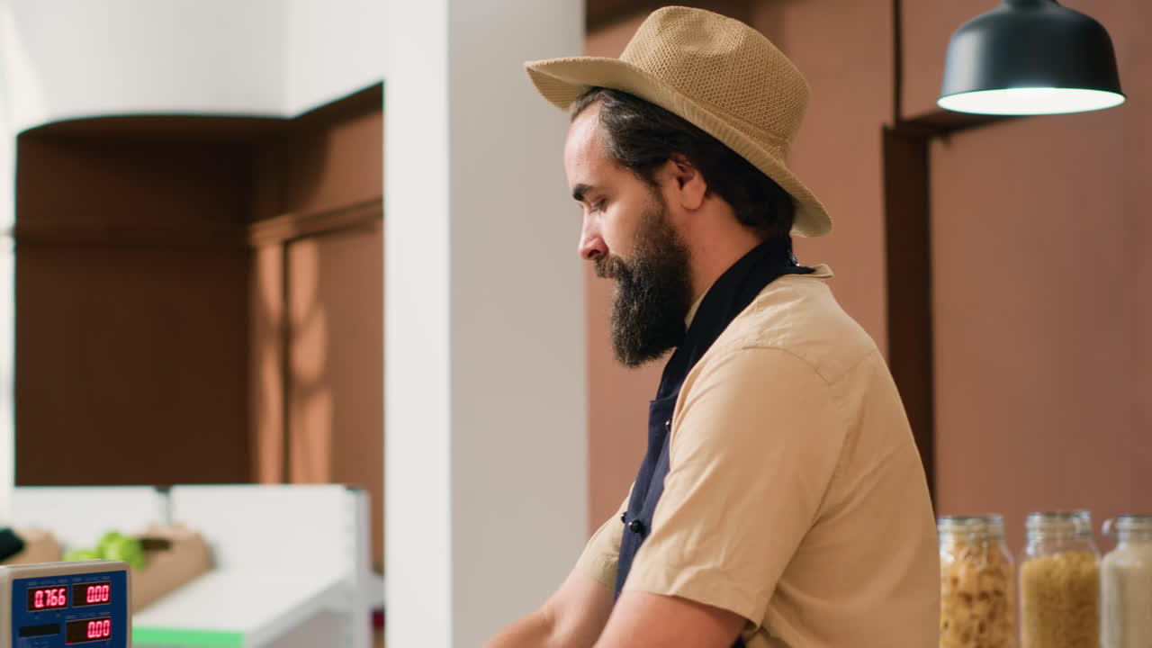 제품의 무게를 확인하는 아프론을 입은 남자