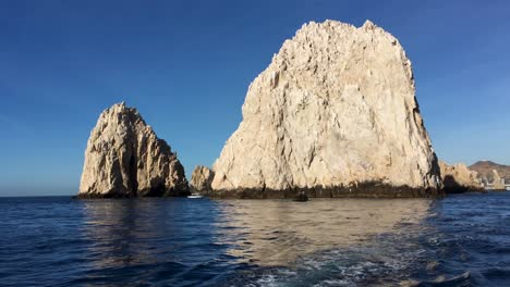 Arco-Del-Fin-Del-Mundo-Al-Mediodía-En-Cabo-San-Lucas,-México