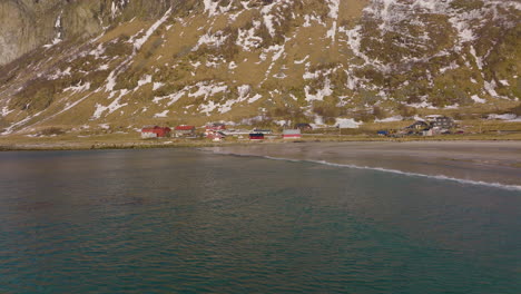 vista panorámica del aparcamiento y camping junto a la playa.
