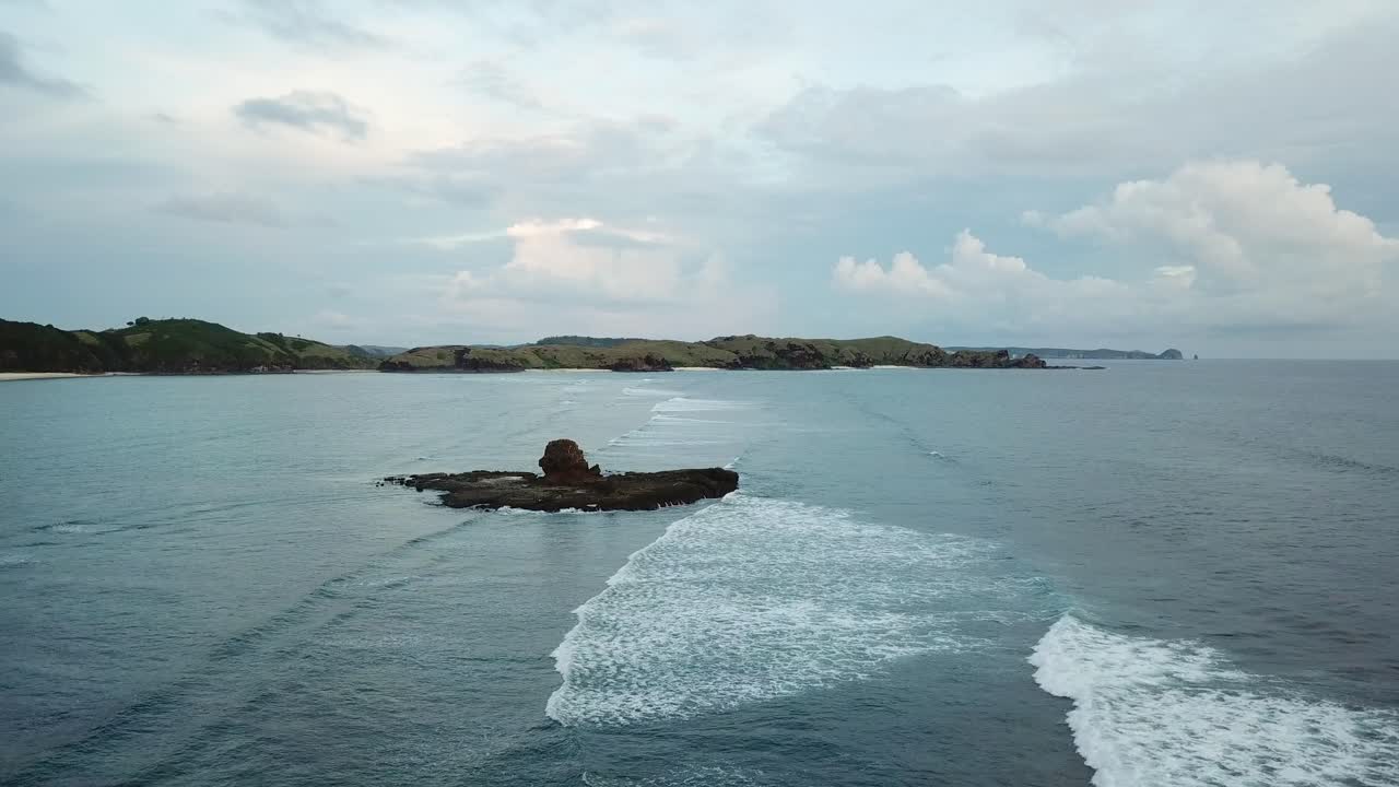 해질녘 바다의 거친 암석을 따라 부서지는 공중 4k 파도