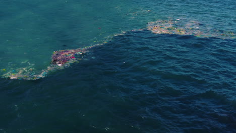 Anhäufung-Von-Plastikmüll,-Der-Im-Meer-Schwimmt