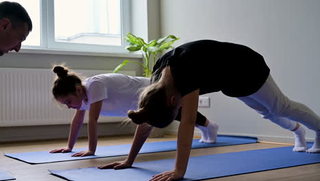 chicas haciendo ejercicio en la clase de yoga