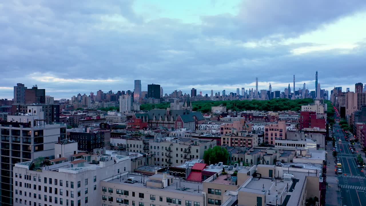 이른 아침 할렘 뉴욕시의 옥상을 공중 비행