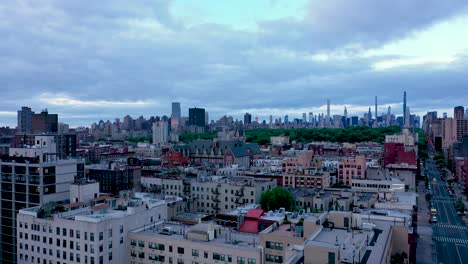 Sobrevuelo-Aéreo-De-Los-Tejados-De-La-Ciudad-De-Harlem,-Nueva-York,-Temprano-En-La-Mañana