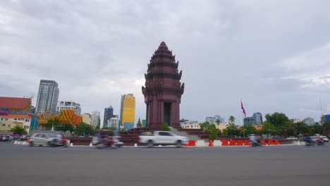 famous landmark independence monument on a roundabout in the intersection of boulevards in phnom penh city center, timelapse