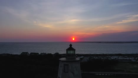 Viejo-Faro-Baldy-Y-Revelando-Una-Hermosa-Puesta-De-Sol-En-Bald-Head-Island,-Carolina-Del-Norte