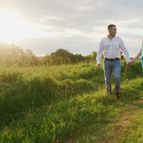 Hombre-Y-Mujer-Embarazada-Al-Atardecer-02