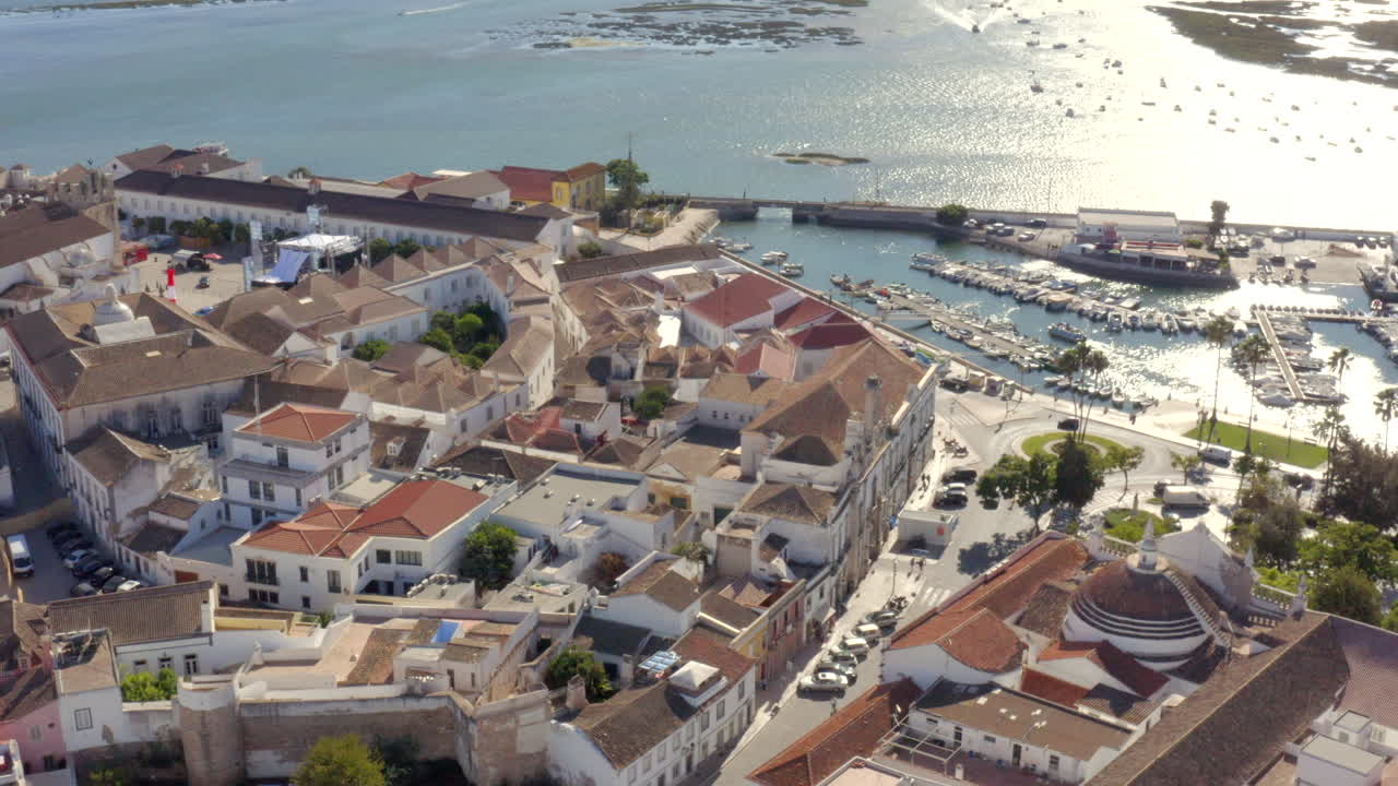 Faro Algarve: vista aerea con drone della marina cittadina e degli edifici costieri