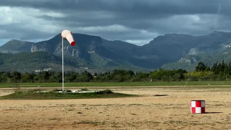 Manga-De-Viento-De-Aviación-Moviéndose-Con-Viento-Fuerte-En-Un-Día-Frío-Y-Oscuro-Con-Nubes-Pesadas