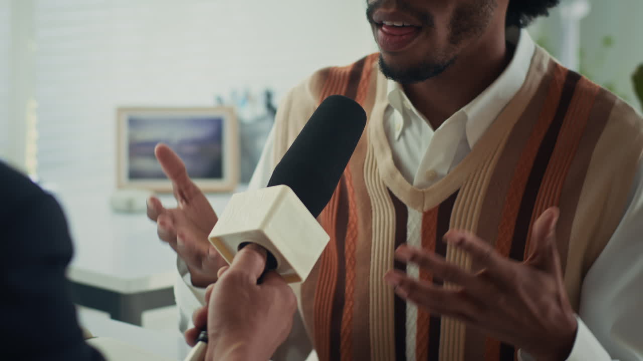 Homem com black power falando no microfone