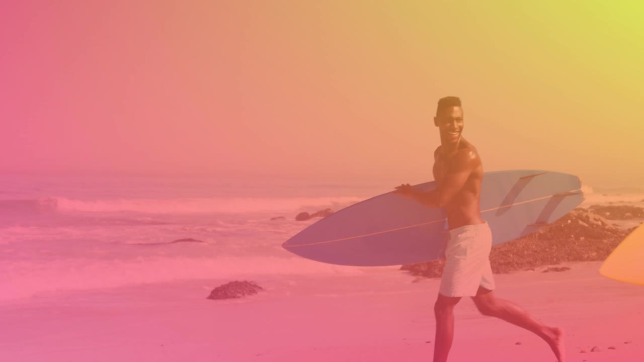 화려한 빛 위에 서핑 보드를 들고 있는  ⁇ 은 날 해변에서 행복한 커플의 애니메이션