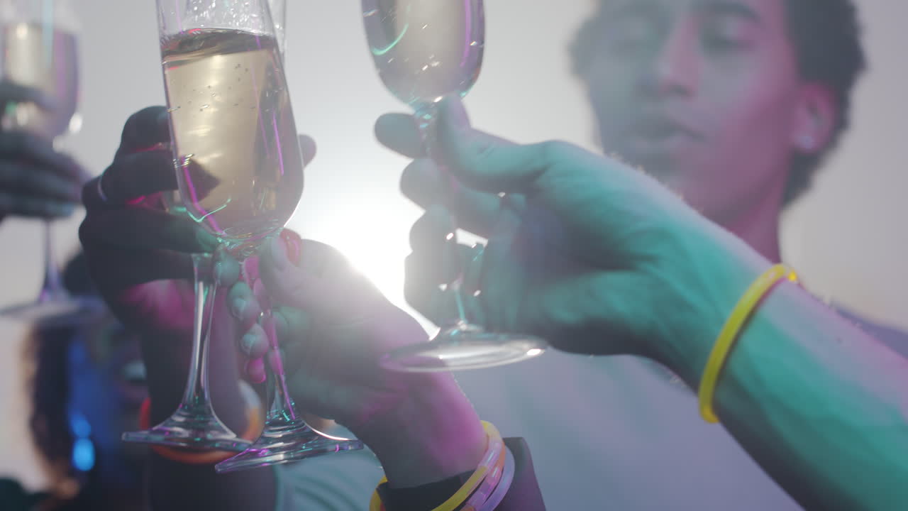 amigos con copas de champagne