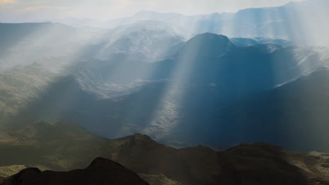 Alpenketten-Im-Morgennebel-Eingehüllt