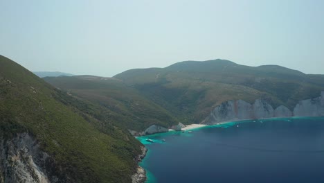 Luftseitenbewegung-Natürlicher-Fteri-Strand-An-Der-Nordküste-Der-Insel-Kefalonia