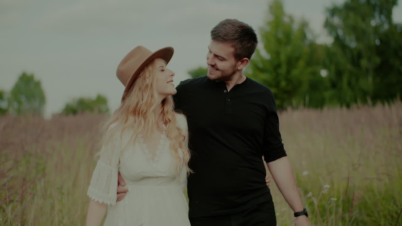 Yaz Akşamı Gün Batımında Yürüyen ve Gülümseyen Genç Başarılı Modernler 1