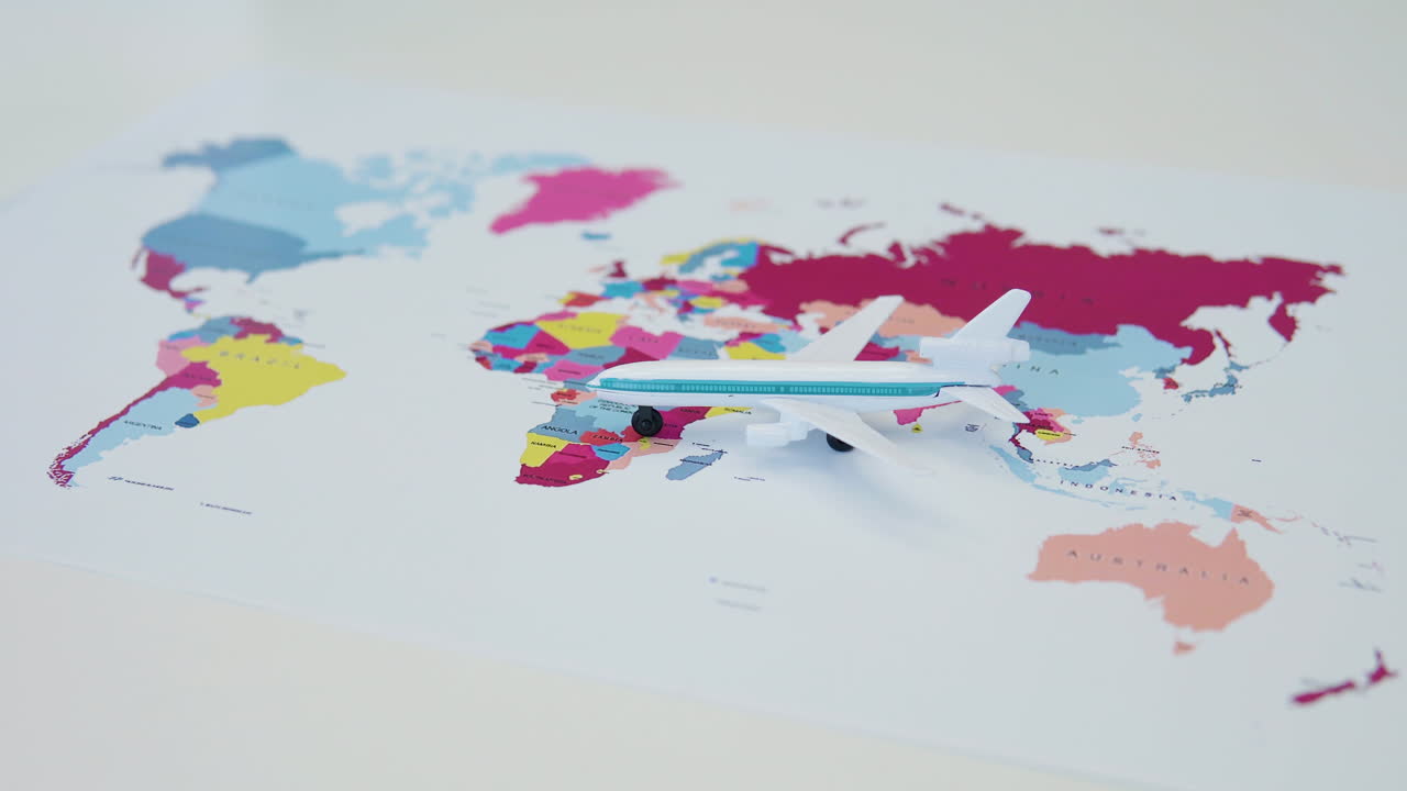 игрушечный самолет катится на столе