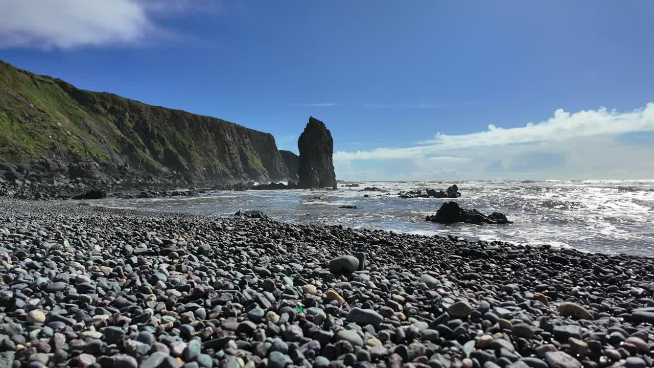 la niebla del mar y la enorme pila de mar en la playa de ballydwane en waterford, irlanda