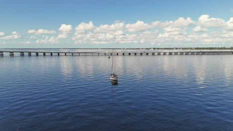 Luftaufnahme-Von-Segelbooten,-Die-In-Der-Nähe-Von-Fuß-Vor-Anker-Liegen