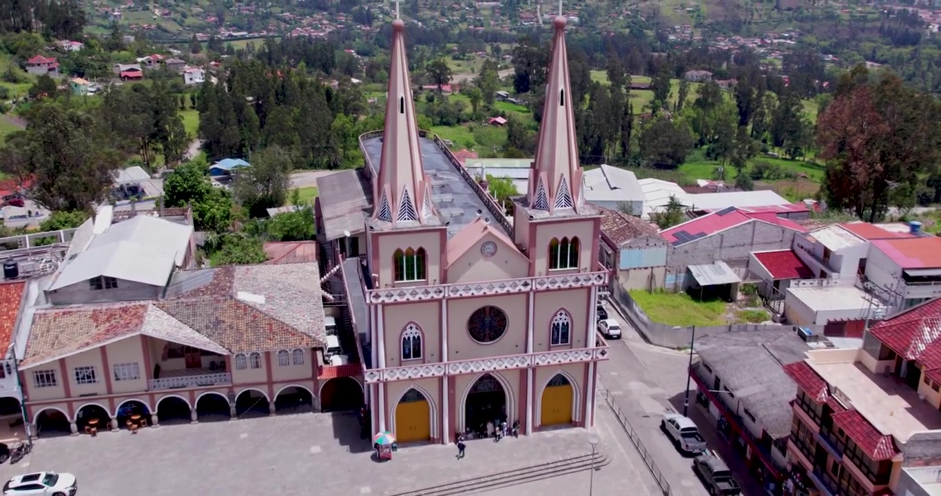 Drone cinematografico che vola in avanti avvicinandosi a questa bellissima chiesa nella tradizionale città di Chordeleg, Ecuador, e passando direttamente attraverso le torri gemelle dell'architettura con una splendida vista limpida e soleggiata