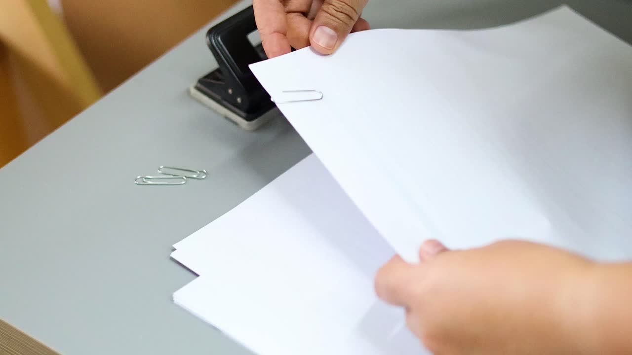 책상 위 에 종이 를 함께 잘라내는 손