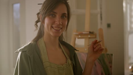 mujer artista en su estudio