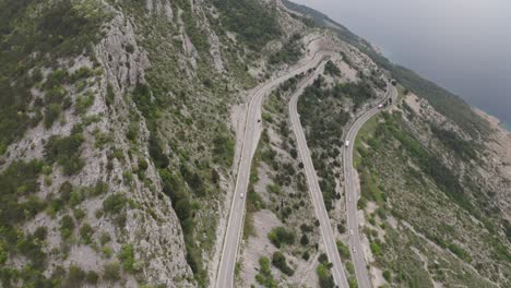 Una-Hermosa-Vista,-En-Un-Camino-Sinuoso-En-Las-Montañas