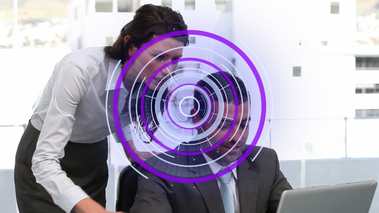 animación de escaneo de alcance sobre el procesamiento de datos y diversas personas de negocios