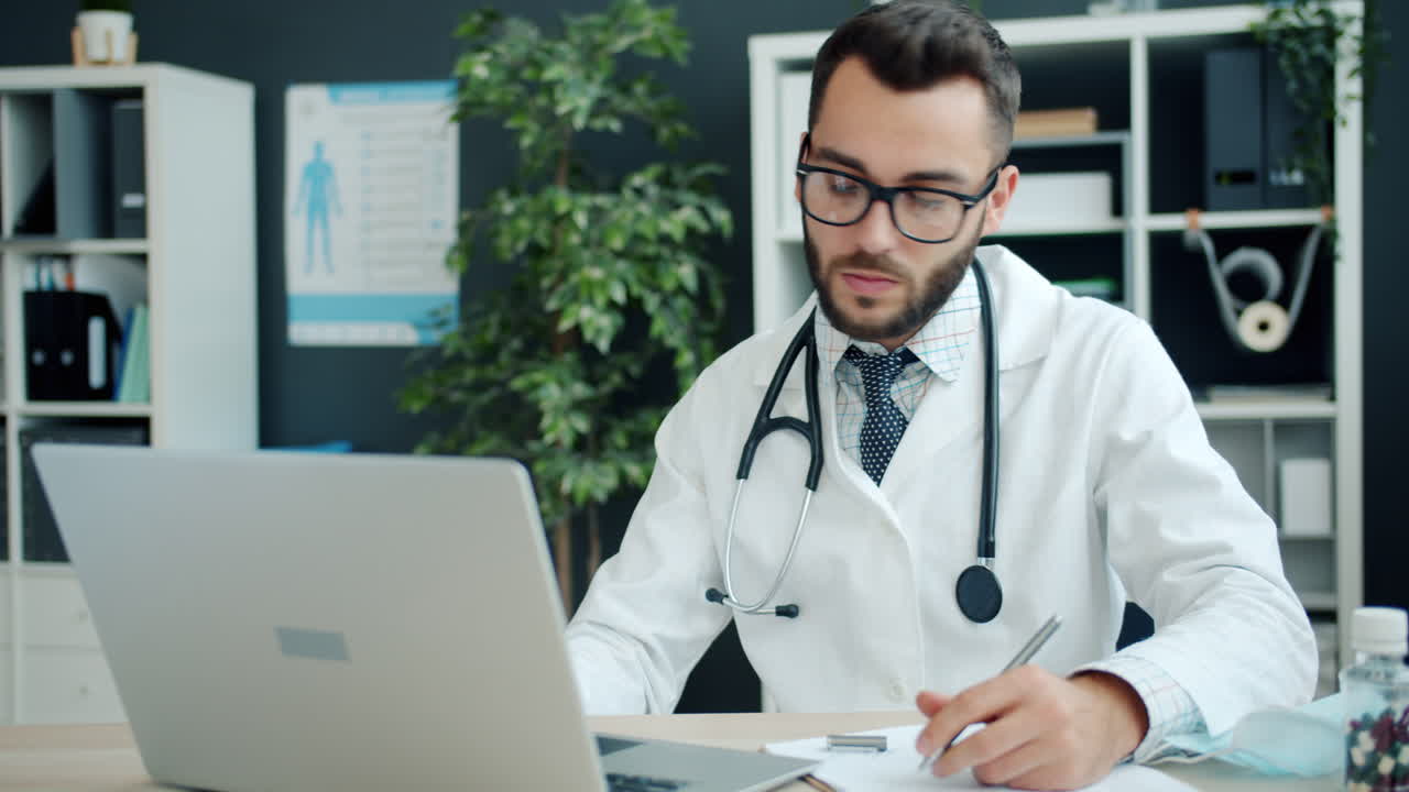 El médico consulta al paciente.