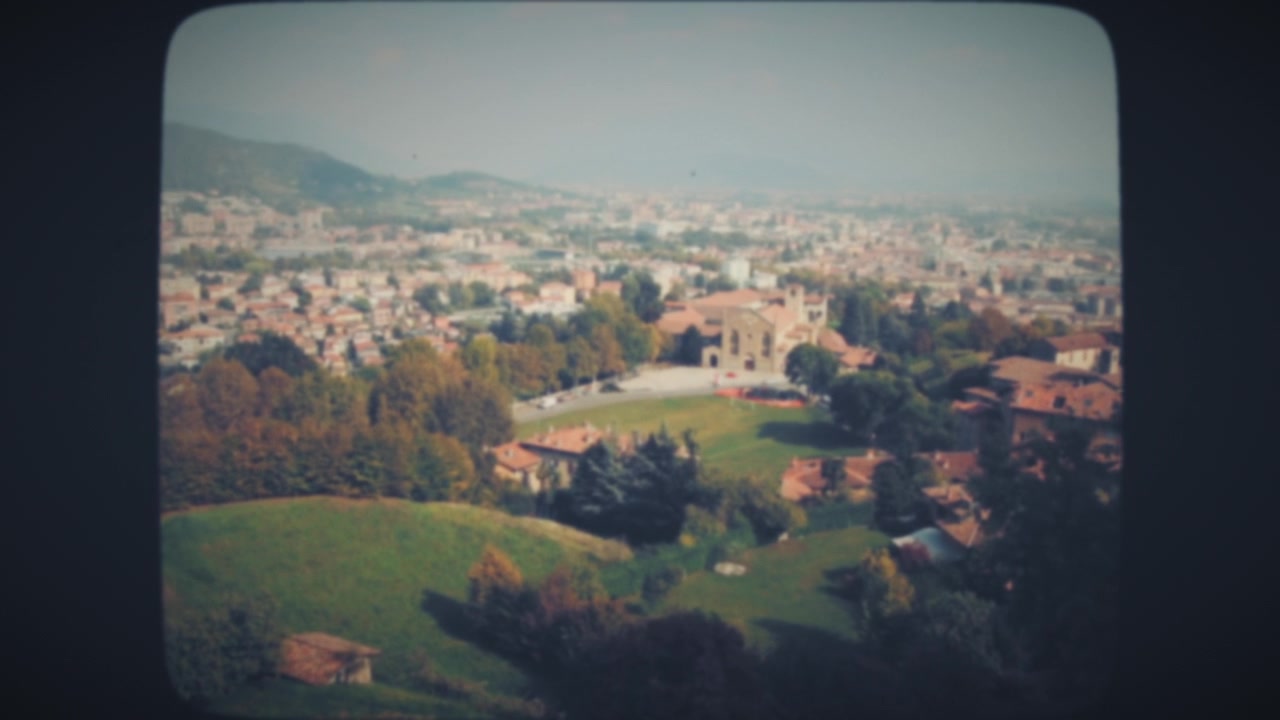 Overzicht van oude Italiaanse stad op een zomerdag
