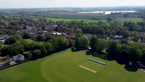 Eine-Luftaufnahme-Eines-Echten-Dorf-cricketplatzes-In-Kent