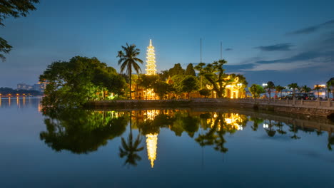 la pagoda tran quoc en hanoi, el lapso de tiempo de día a noche al atardecer.