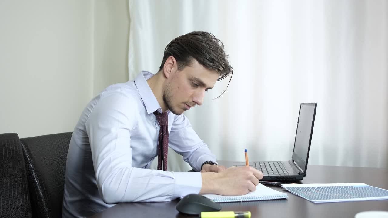 trabajador de la oficina en casa tomando nota