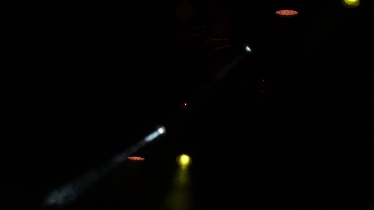 las luces estroboscópicas se centran en un circuito de concierto.