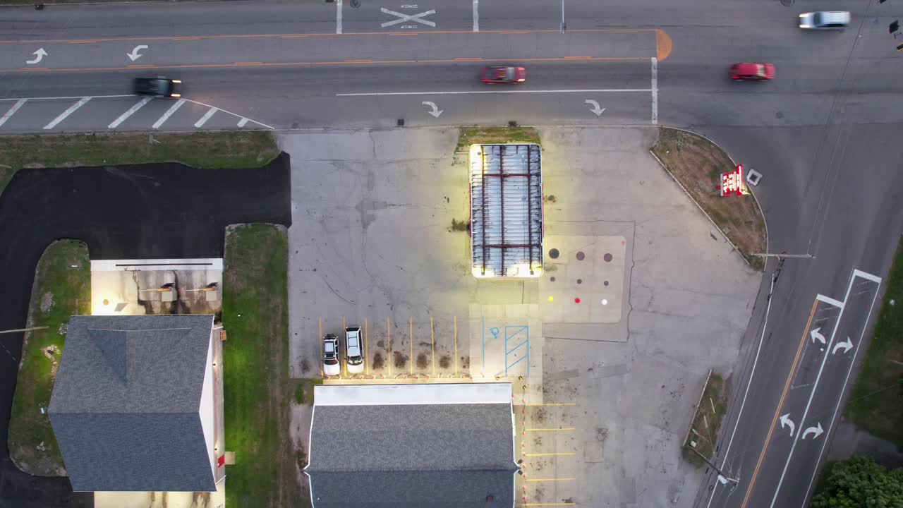 timelapse aéreo capturando un estacionamiento iluminado por la noche, mostrando el movimiento dinámico de los vehículos y las transiciones de luz