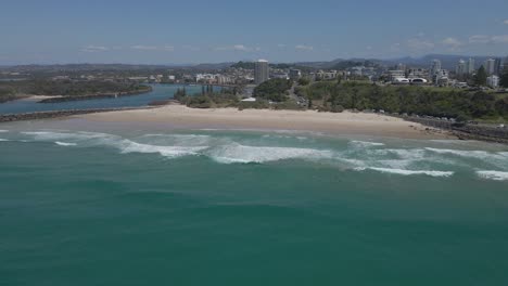 Hermosa-Playa-De-Letitia-Junto-Al-Río-Tweed-Con-Una-Vista-Lejana-De-La-Ciudad-De-Tweed-Heads-En-Gold-Coast,-Australia