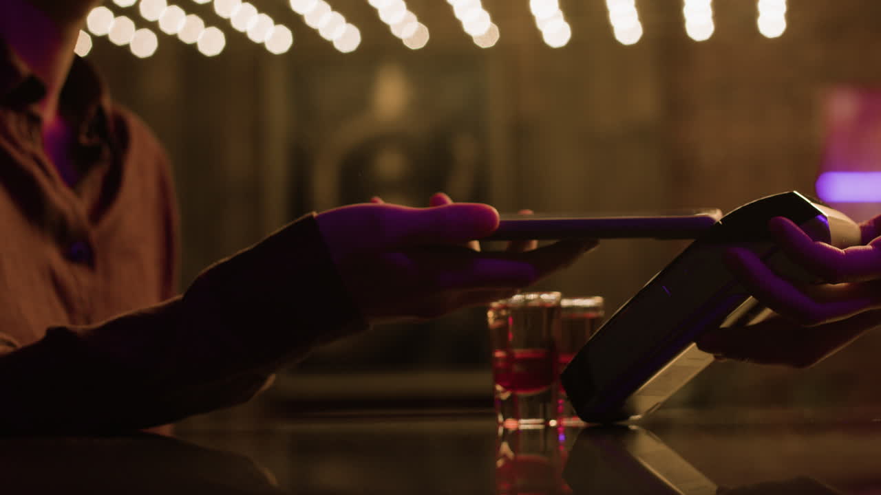 mujer pagando las bebidas