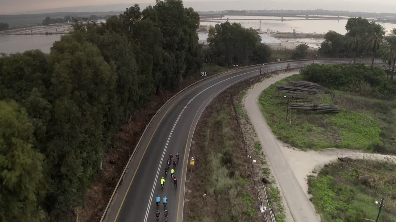 ciclistas en una carretera de campo - vista aérea