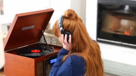 hermosa mujer escuchando música en un tocadiscos 4k