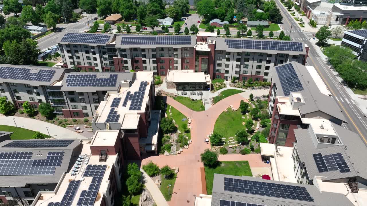 toma aérea de apartamentos y dormitorios con paneles solares en el techo