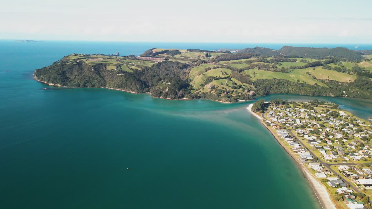 vuelo panorámico al aire libre por encima de la bahía de los cocineros en el