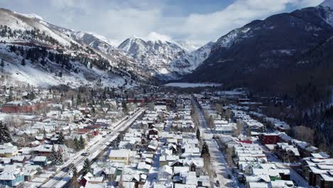 Die-Innenstadt-Von-Telluride-Wurde-Von-Einer-Drohne-Erschossen,-Die-Auf-Freizügige-Berge-Schwenkte