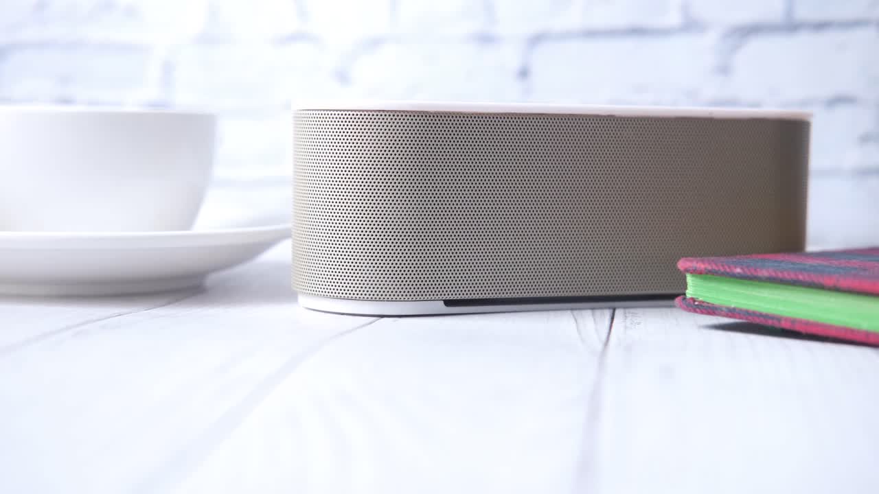 나무 책상 위에 휴대용 스피커