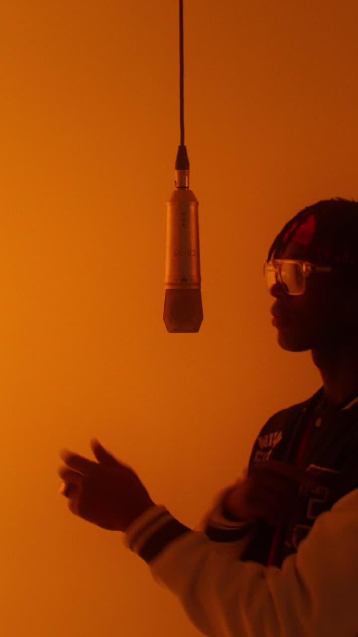 músico grabando en estudio