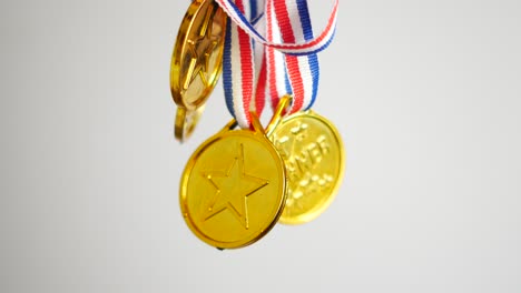 medallas de oro con cintas