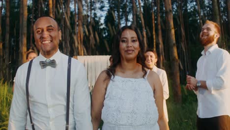 ceremonia de bodas en un bosque