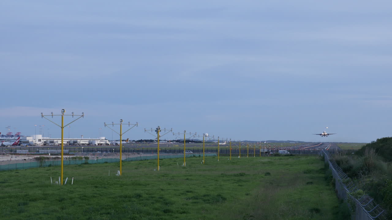 avión jumbo despegando en el aeropuerto de sydney, australia, en un clima tormentoso y gris, filmado en 4k de alta resolución