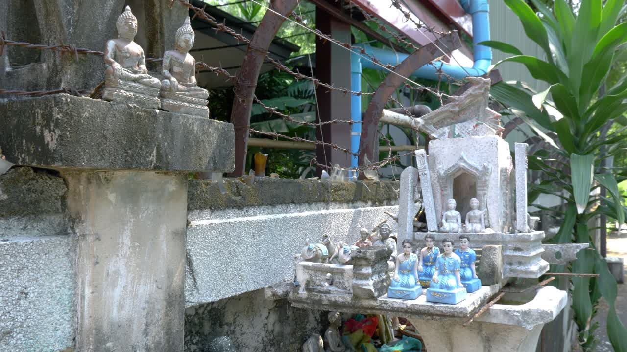 불교 사원 안뜰에 있는 부처님과 기타 종교 인물의 소형 동상